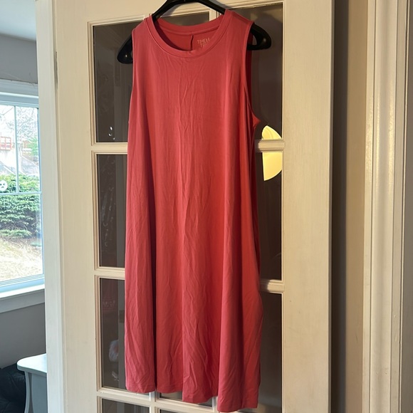 Dresses & Skirts - Sleeveless Flowy Dress - With Pockets